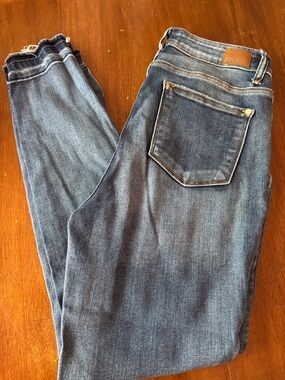 Judy Blue Women's Medium Wash Skinny Jeans with Frayed Hem